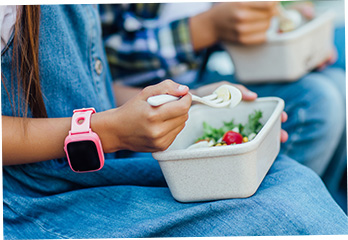 covered food when eating outside - avoid wasp and bee sting